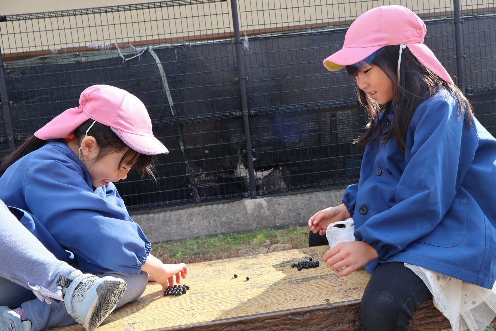 
木の実を集めていたMちゃんとAちゃん
分けた木の実を２つに仕分ける ・ ・ ・
「今ね、シワシワグループとツルツルグループに分けてるんよ♡」

              “なぜ ・ ・ ・ ？”

と思っていると、どうやら
シワシワグループVSツルツルグループ
でオセロ対決をするようです（笑）

おもしろい思いつきにこちらまでびっくりです♡
