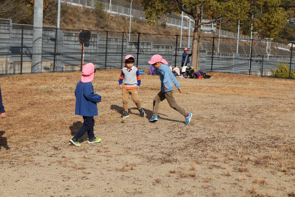 
ひろーい公園だと走りたくなるのがキリン組さん！
今日は持参した手作りマイボールを使って
サッカー ！ ！ 

サッカーボールよりも
はるかに小さいボールを巧みの操り
友達と一緒に大盛り上がりしていました♡
