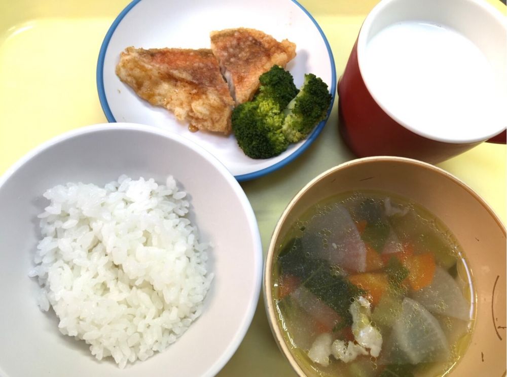 ご飯

揚魚レモン風味

ゆでブロッコリー

大根と豚肉のコンソメスープ

牛乳
