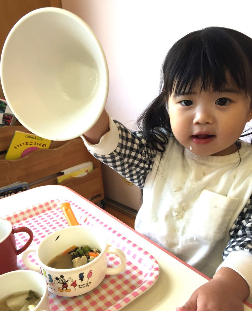 今日は2024年最後の給食でした。

寒くても元気いっぱいのみんな。
給食もモリモリ食べて「ピッカリン☆」です！