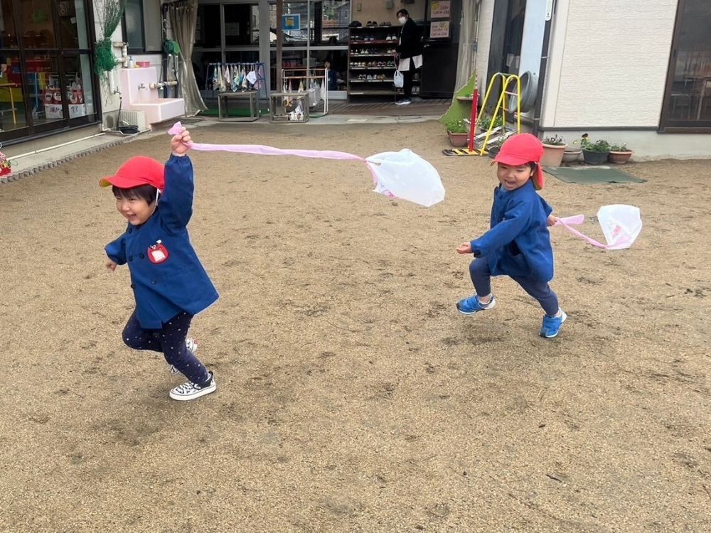 明けましておめでとうございます✨
本年もよろしくお願い致します。

今年も子どもたちの元気な声で
2025年がスタート ！ ！ 

「たこあげしたいな～」
「だれかカルタやろう！」
早速　“やりたいこと”　を自分でみつけ
遊び始める子どもたち♡
　
クマ組さんは自分だけの凧作り！
ビニール袋に好きな絵を描き
さあ、園庭にしゅっぱつ〜♪

「いくぞーーーー！」
と寒さに負けず思い切り園庭をかけまわる！
風を感じて凧があがると、大喜びです♡
