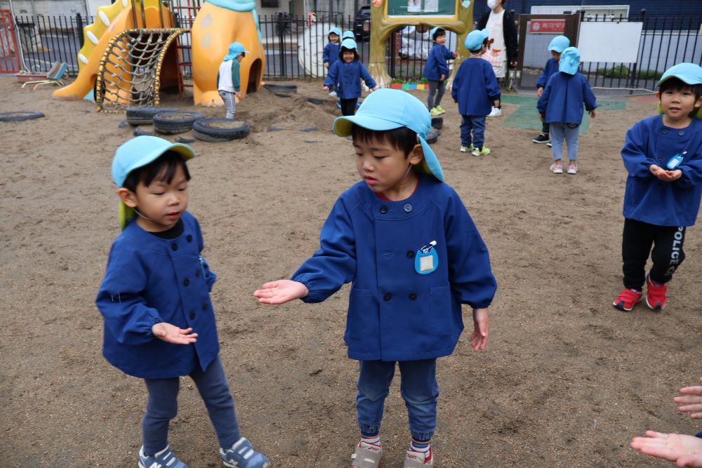 園庭で遊んでいると
雪がチラホラ ・ ・ ・ 

「えっ、雪？雪だ〜♪」

嬉しくて走り回るリス組さん

中にはそっと手を差し出し
「雪のるかな～」
と友達と一緒に雪を集める様子も♡

