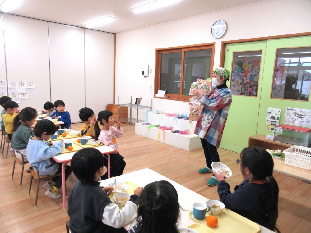 １月７日と言えば・・・？？
七草粥を食べる日！
「七草は早春にいち早く芽吹くことから、邪気を払うといわれ、これを食べることで１年の無病息災を祈るようになった」そうです。

栄養士の本田先生が実物と写真を持ってきてくれてお話をしてくれました。

施設によって様々な昼食の形態がありますが、やはり有資格者による献立からの調理の過程があるからこその食育に感謝します。
