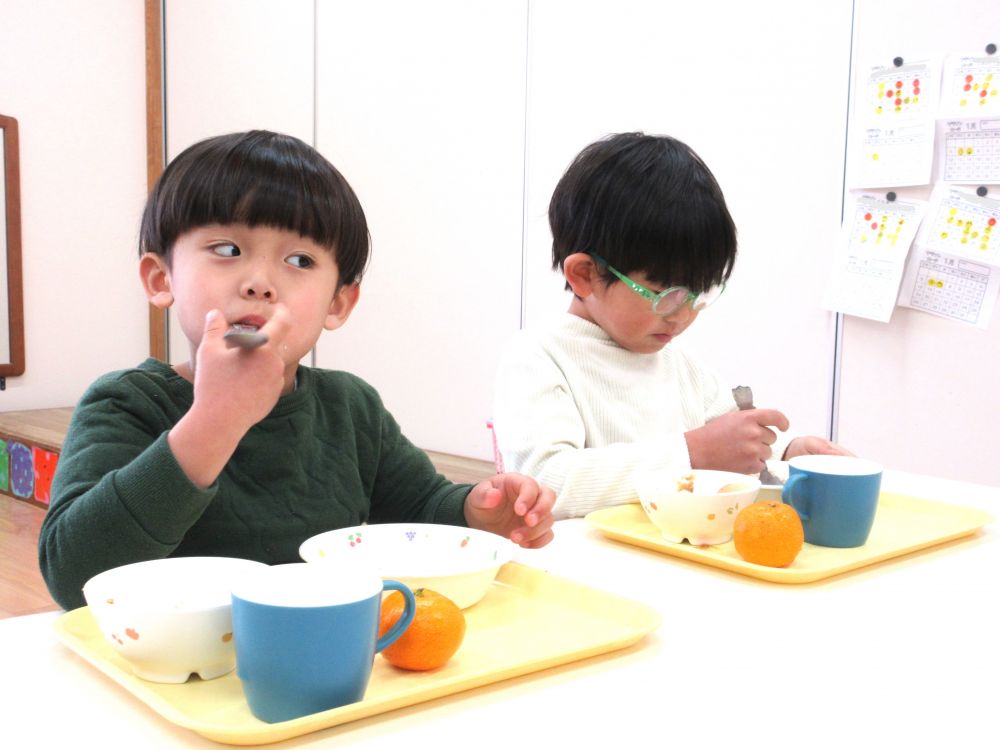 ２０２５年もたくさん食べてたくさん遊ぼう！

※ちなみに、園の給食は諸事情がありまして「七草粥」ではなく「七草ご飯」でした