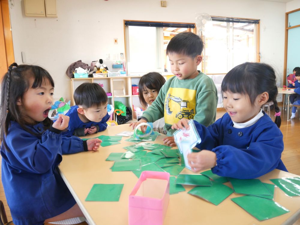 休み明け久しぶりの登園に
友達同士の会話も大盛り上がり♡
気分はまだまだお正月
興味を持ったお正月遊びを自ら選び楽しんでいます



絵カルタでは“同じ絵を探す”というルールを
友達と考え遊んでいます(真剣衰弱のよう)
『Mちゃん正解です！同じ絵をゲットしました』
司会役？のUちゃんの進行により
遊びが進んでいるようです
