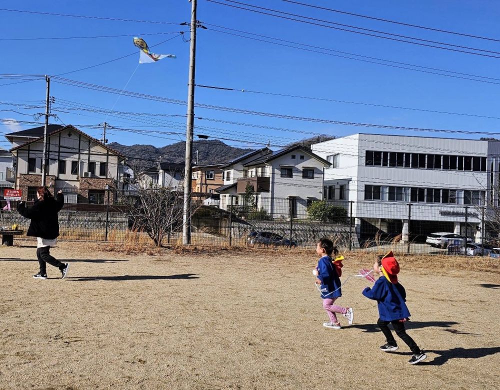 「うわー！なんだなんだー！」と、
みんなの注目を浴びながら必死に走る先生🏃‍♂️笑

みんなのたこよりも大っきいー！と、
大興奮でついていくKちゃんNちゃん♫