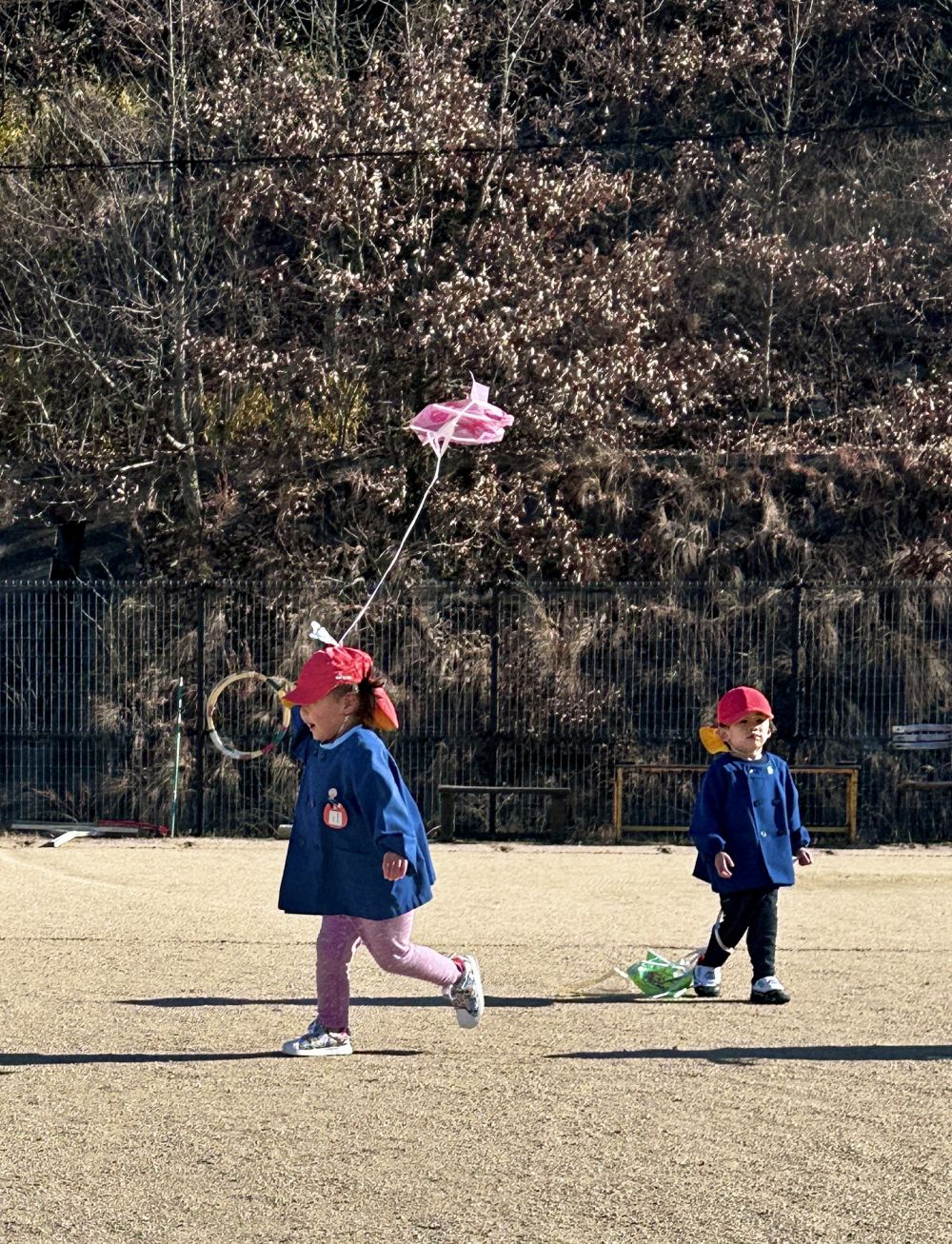 Kちゃん、先生の姿を真似して、
手を上にあげて走り出しました！

「あがったよー！」👏
