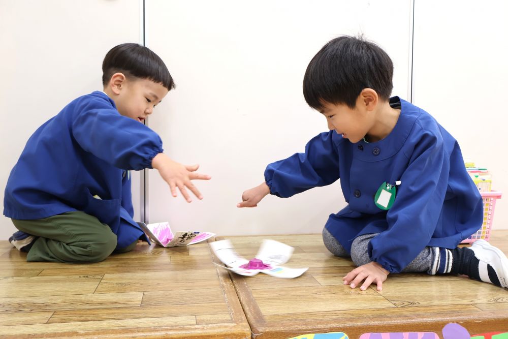 　「こま作ったよ！！」
　「どっちが長く回るか競争しよ～」
廃材で作ったこまでこま回し競争！
牛乳パックの長さによって、回る速さが変化することに
気付く姿も！