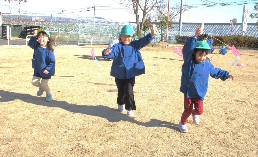 自分たちで作ったたこを持って、高西公園へ！
　「みて！とんだよ！」
　「今度は一緒に走ってみよ～」
友達と一緒におもいきり走って、たこをあげてみる！

　「今いっぱい風が吹いとるけん、走らんでも飛ぶよ」
　「こっち向きのほうがいいかね？」
さまざまな気付きや発見を友達と共有し、試行錯誤する姿も☆

伝統的な遊びに触れながら、友達と一緒に作って遊ぶことを
楽しんでいます！