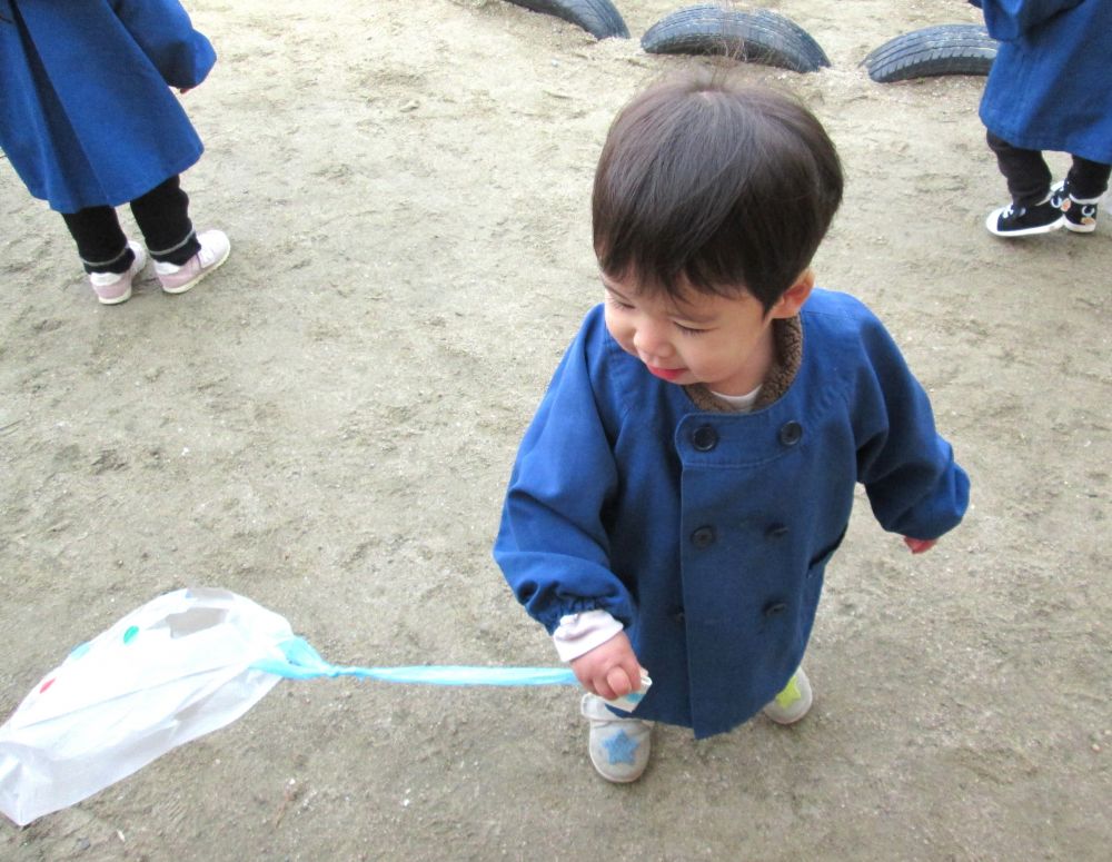 風を受けてふわりと浮かぶ凧に笑顔のSくん
不思議に感じながら凧の様子を観察

自分で作った凧を持って走ったり、振ってみたり思い思いに楽しむ様子がみられました
また、凧揚げしようね
