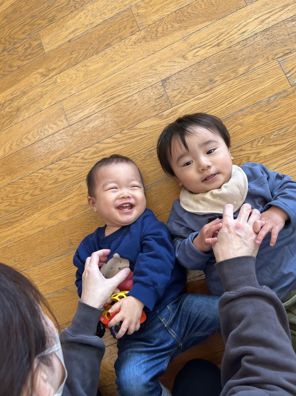 ふれあい遊び大好きなウサギ組。

先生がこちょこちょ～とすると
声をだして大笑い😁