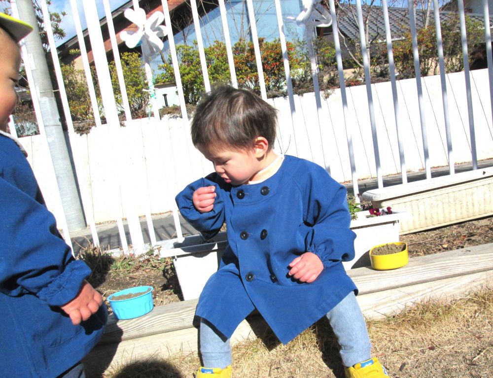 指でつまんで食べる真似をするMくん
そばで笑顔で見守るYくん

お互いの気持ちが伝わり合って遊びを一緒に楽しんでいる様子にほっこり♡
そんな瞬間を見逃さないようにしていきたいです

