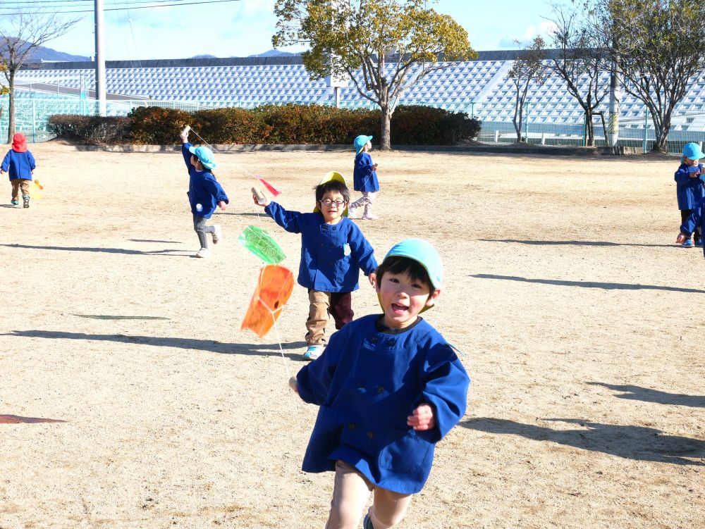 寒い中でも戸外で元気よく走り回る子どもたち
“子どもは風の子”
『走り出したら止まらないよ～』
風に背中を押されるように・・・走る走るはしる！！



『すごいすごい！！』
『飛んだとんだ』
自分の作った凧が飛んだことに喜びを感じています