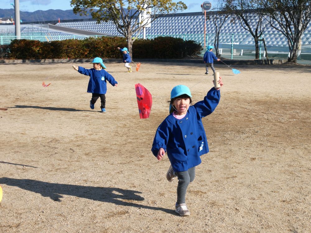 ♪たこたこあがれ～かぜよくうけて～
　くもまであがれ～てんまであがれ～

くるくる～ひらひら～
凧の動きが面白くて走りながらも
後ろを振り返り確認する姿が♡