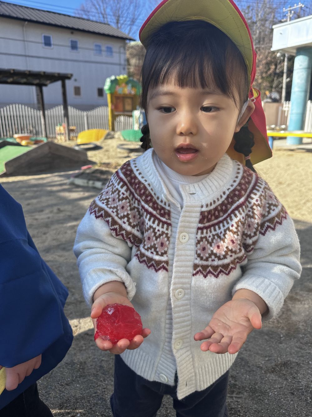 「でてきた！」
「つめたい」

冷たいけど、持ちたい！

葛藤しながら、
氷をさわってました🧊