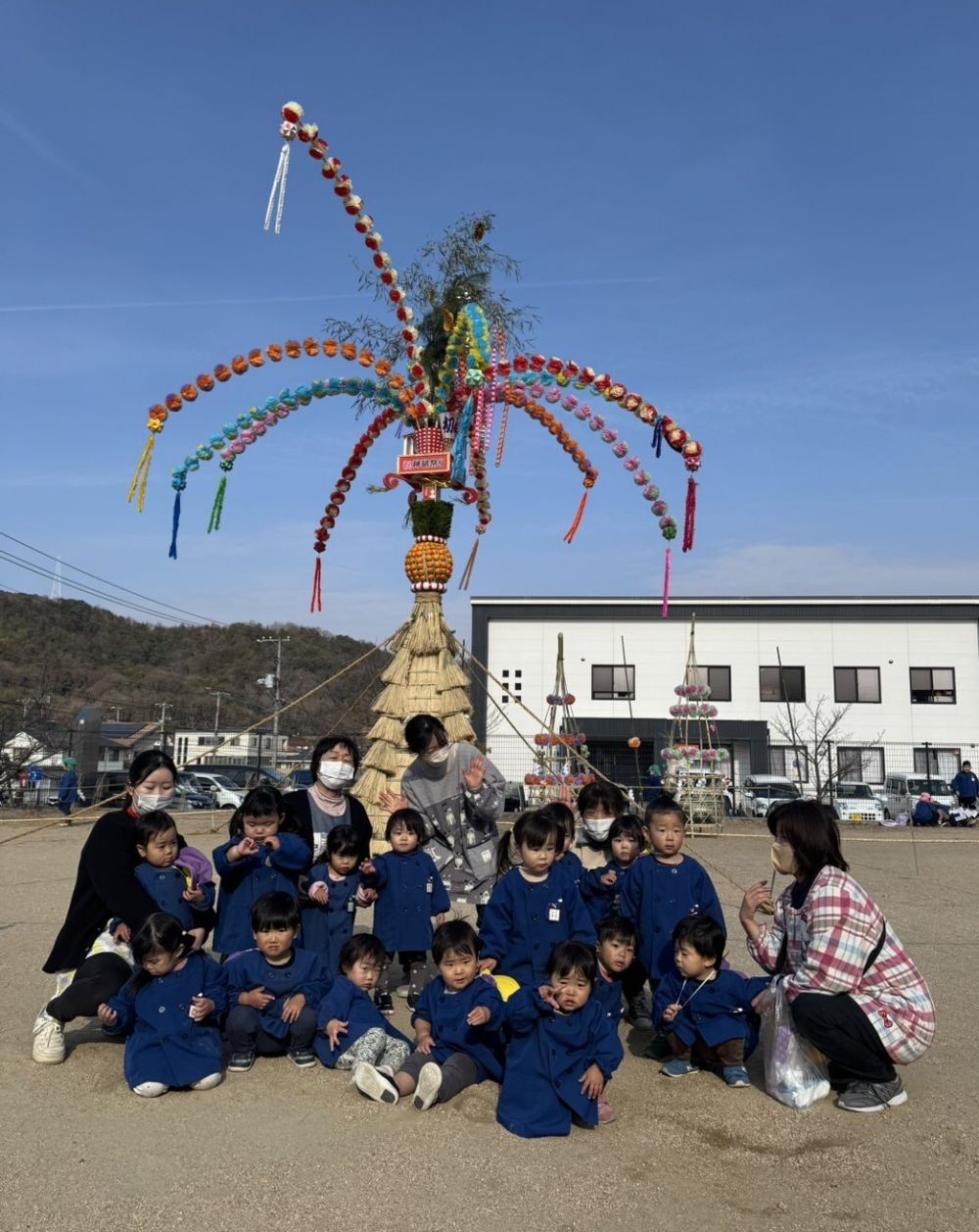 近くの公園までみんなで手を繋いでお散歩しました♪

とんど飾りを背に、みんなで「はい、チーズ📷」