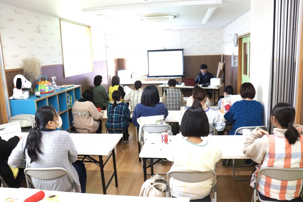 研修では姉妹園の「門田認定こども園」「すいみい保育園」「あいはうす」からも職員が来て一緒に学びました。
日々の保育の中で投薬や薬の扱いについての疑問を事前に伝え、それについて解答してもらう形です。
なんとなく・・・で済まさないようきちんと理解をしたうえで保育にあたるため、これからもしっかりと学び続けていきます。
