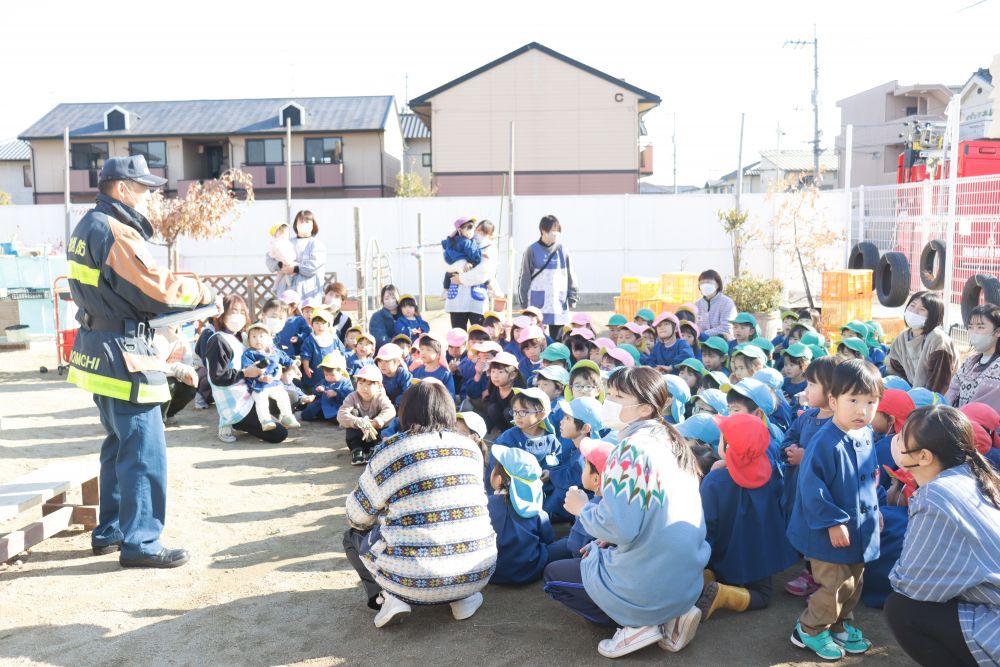 本日は消防士さんに来園してもらい、防火訓練を行い指導をしてもらいました

みんな真剣に話を聞いて火事について、避難について学びます