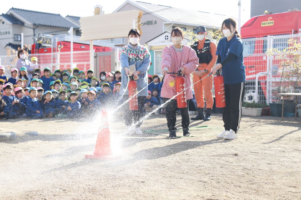 避難の訓練をした後は、水消火器を使っての訓練です
「火事です！！」と大きな声でみんなに知らせ、消火器を持って火を消す訓練です
子ども達や消防士さんに見られて緊張しながらですが、毎年訓練を重ねているから見事なものです