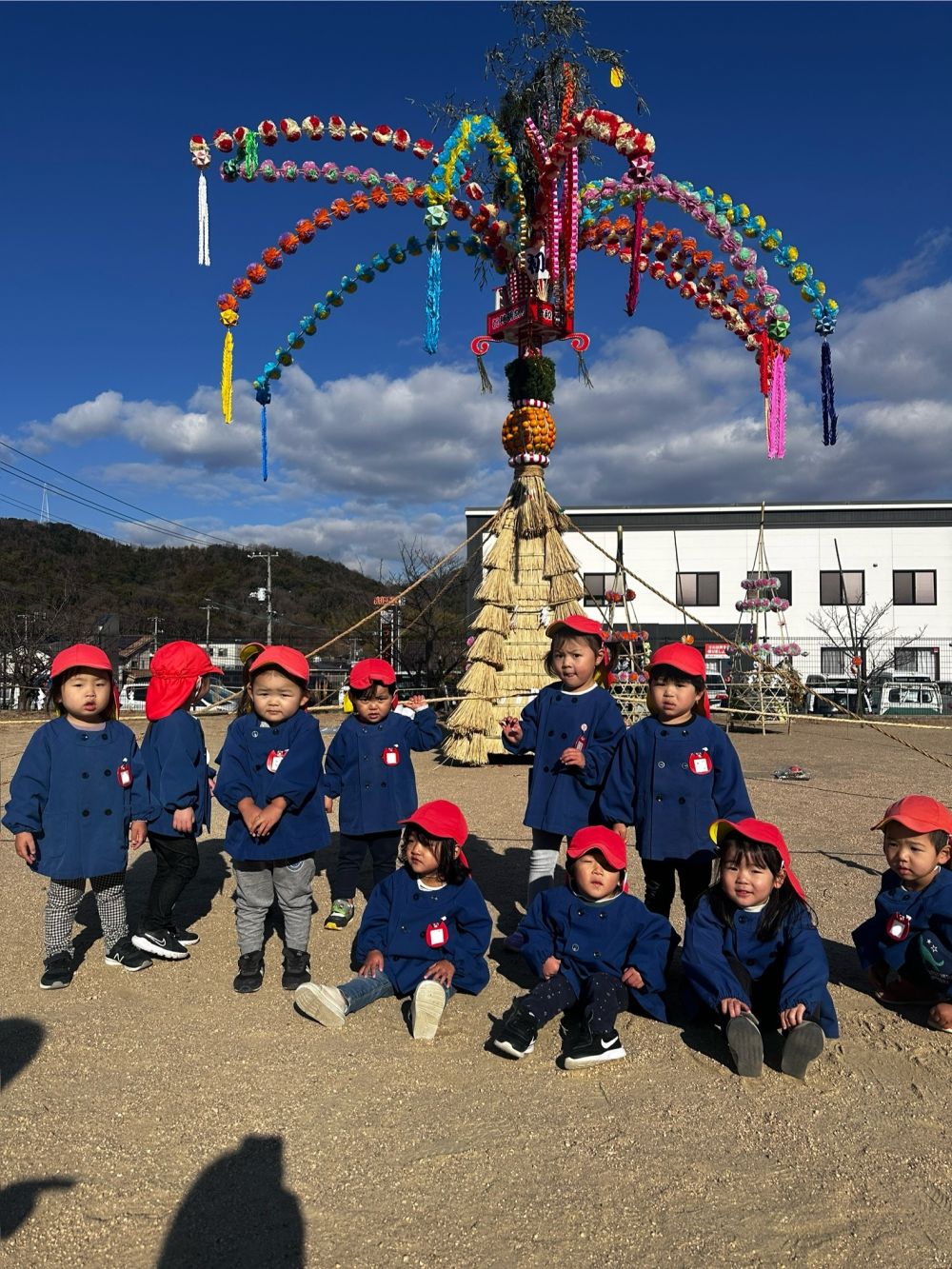 先日ヒヨコ組さんが、
とんどの飾りを見に行って、
みんなも見に行きたい！とゆうことで、
おさんぽに行ってきました😄

何度も行った広場です。
4月の頃に比べると、
すたすたと歩けるようになりました！

横断歩道では、
「あかよ！とまれ！」
「あおになった！すすめ！」
と、交通安全教室で習ったことを覚えています🚥

広場につくと、
とんどが飾ってありました♫
「きらきらできれ～」
「みかんがある！」

記念にみんなではいチーズ📸