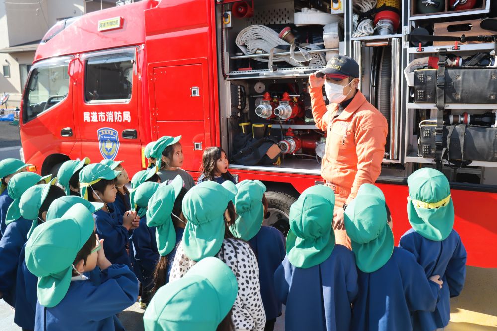 消火訓練の後は、お楽しみの車両見学です

空気ボンベを見せてくれたり「ゾウさんのお鼻だよ！」と言ってホースをのばしてくれたり・・・
とてもユニークな消防士さんで楽しくお話をしてくれました