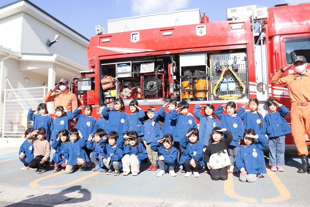 一通り見学が終わるとみんなで記念撮影☆
写真の車は「救助工作車」といってレスキュー車とも言われるようです
なんと、尾道市に1台という珍しい車両で普段は訓練に来ることはないそうですが
消防士さんの粋な計らいで、子ども達も大喜びです