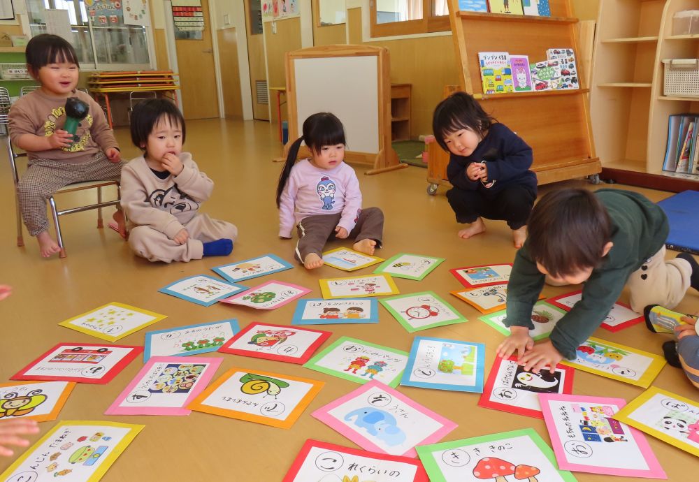 🐻『歌かるた』
　　歌う子、探す子、取る子