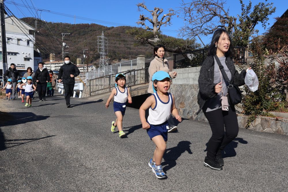 遊んだ後は朝の会。

たくさんのお家の人の前でドキドキしていたリス組さんでしたが、
発表する姿、友だちの話に耳を傾ける姿に成長を感じました！！

最後はマラソン！
体操とマラソンも一緒に♡

お家の人と一緒が嬉しくてニコニコ笑顔♪


元気いっぱいのリス組さん！
一人一人自分のペースで成長する姿を感じてもらえたかと思います！


ご参加いただきありがとうございました！！
