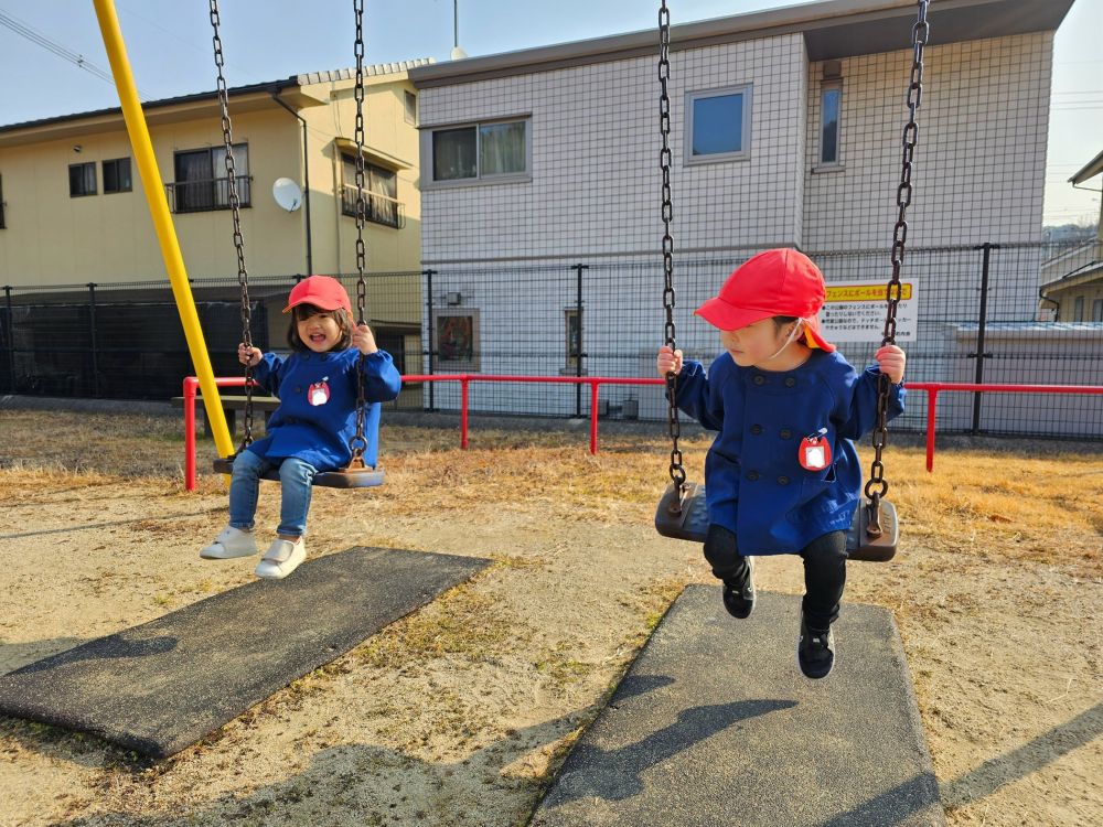 保育園のブランコとは、
ちょっと違うブランコ！！

いつも違うブランコにみんなルンルン♫

落ちないようにしっかり持ってね！
順番に待とうね！
お約束もしっかり守って、
楽しく遊べましたよ☺️