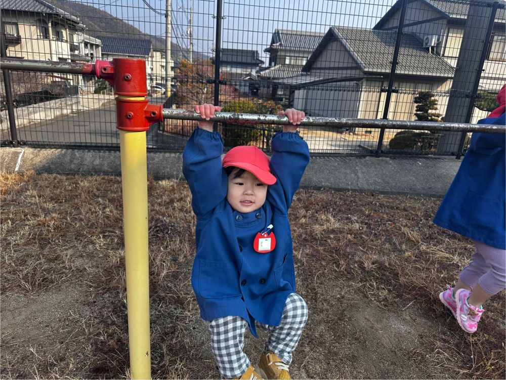 「せんせい～みて～」と、Hちゃん。

長くぶら下がる事ができるようになったよ✌️