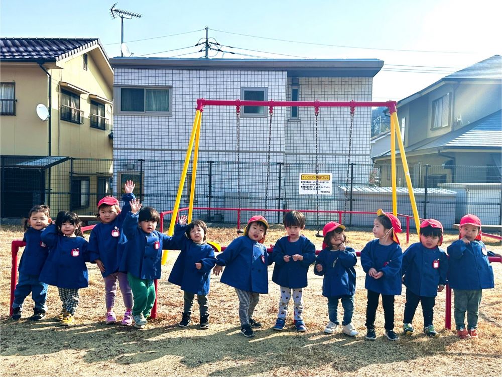 最後にブランコの前で📸

「また公園来たい人ー！！」
「はーい🙋‍♀️」

楽しかったようで、
お昼寝のときに、
「すべりだいしたね」
「ぶらんこしたね」
「みかん、とりさんたべとったよね」

経験したことをしっかり覚えて、
お話していました😄