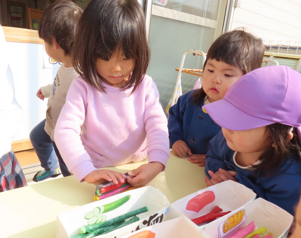 好きな具を入れて
　まきまき・・・恵方巻のできあがり💕