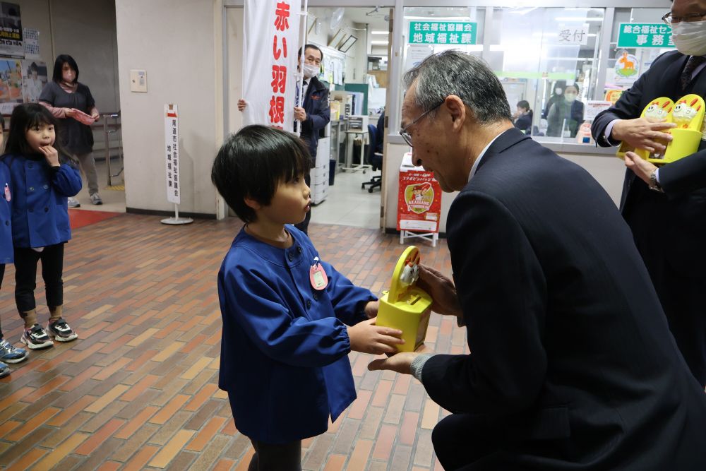 秋から玄関先に設置していた【赤い羽根共同募金箱】
キリン組さんが福祉センターの社会福祉協議会へ届けに行ってきました！

「困っている人のために使ってください」

代表して緊張気味ながらも言葉でしっかりと伝えてくれました