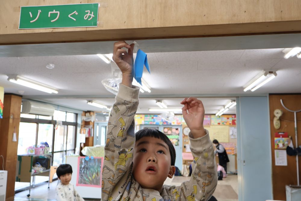 “部屋をかわいくしよう”
輪つなぎを作ったり
「クマ組さんが喜ぶかな～♪」
と折り紙でアンパンマンの折り方を調べて折ったりと
飾りつけもたくさん作りました！


