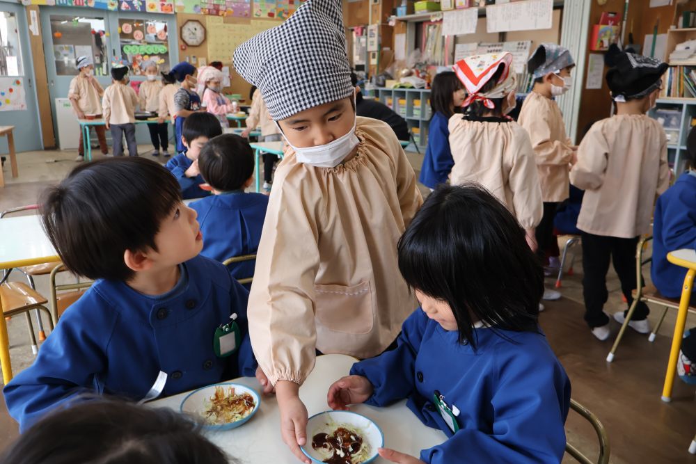 【配る】係のみんなは
最初はすこーし緊張した様子が見られていましたが
お客さんがたくさん来てくれたことにより
緊張している間もないくらい大忙し ！ ！ 


チケットを受け取り
おこのみやきを席まで届けます♡

段々、様になってきて
もらっていない子はいないかと
ぐるーっと机を見てまわる様子もみられました
