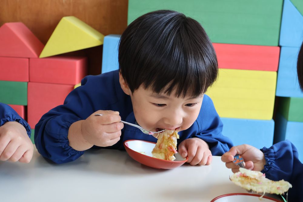 「いただきまーす♡」

ガブリと大きな口でほおばるＫくん
お味はいかが？♡

