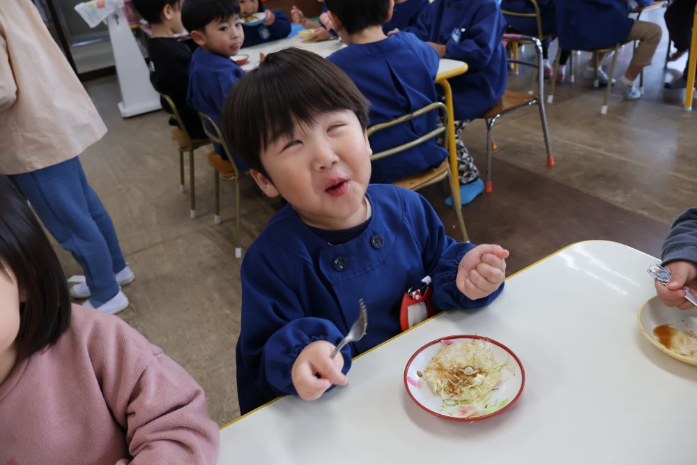 パクリと一口食べたＪくん
表情でおいしさを表現してくれました（笑）

こんな表情をみせてくれたら
お店屋さんはたまらない♡♡

