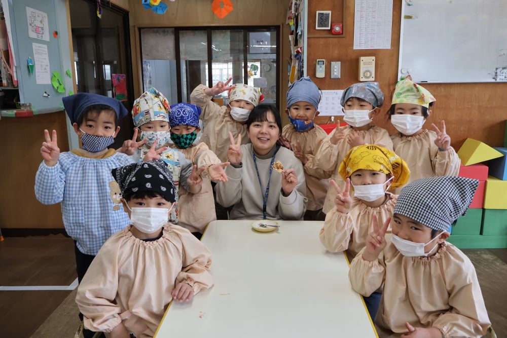 もちろん、先生にもチケットを配りご招待♡

全員のお客さんの接客を終え
ほっと一安心の【配る】係さんと一緒に☆
