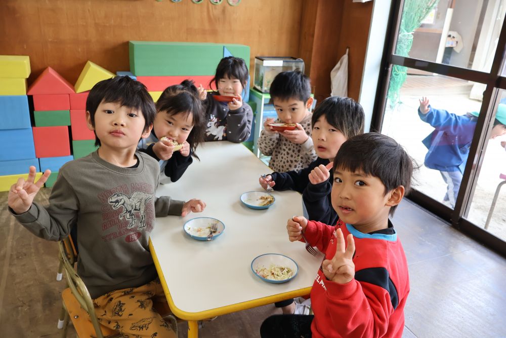 「おかわりないのー？」
「もっと食べたかったー！」
「おいしかったよ♡ありがとう！」

とたくさんの声を聞き
とても嬉しそうなキリン組さん！

おなかも心も満たされました♡
