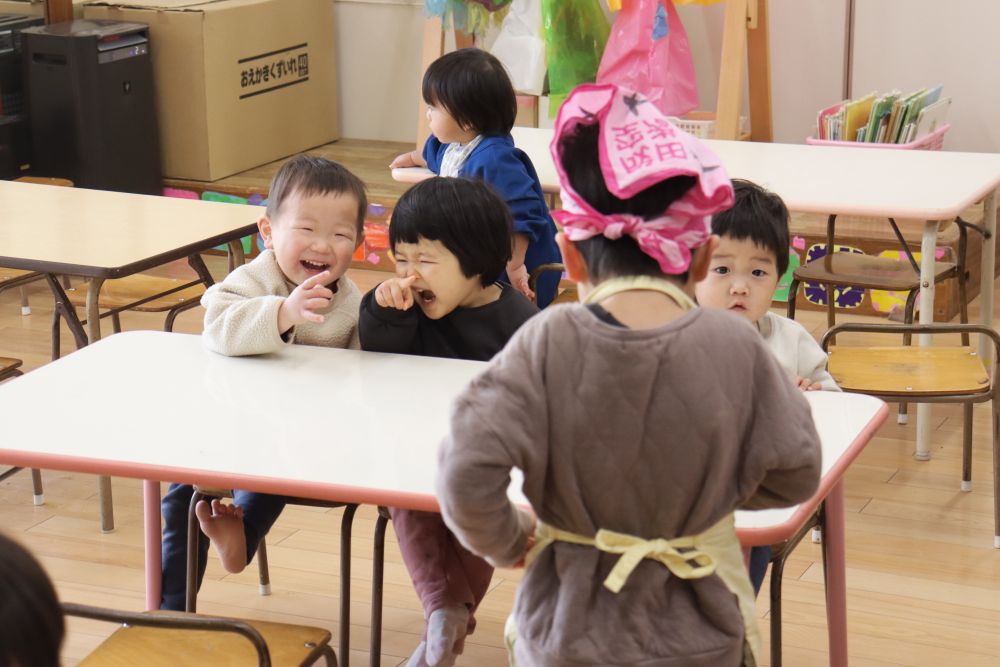 背中で見えませんが、待ち時間に変顔をしてお客さんを楽しませてくれています(笑)
笑顔あふれる焼きリンゴ屋さんです🍎