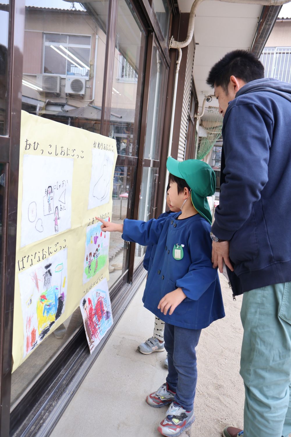 自由遊びの後は、楽しみにしていたお店屋さんをオープン♪
その名も、『 ゆめが ぱんぱん屋さん ♡』

１年間の楽しい遊びが詰まったお店に、おうちの人を招待しました


鬼ごっこ屋さんでは、
お客さんが見てすぐ何鬼ごっこか分かるように、と自分達で描いた絵を指さして紹介するＴくん。

