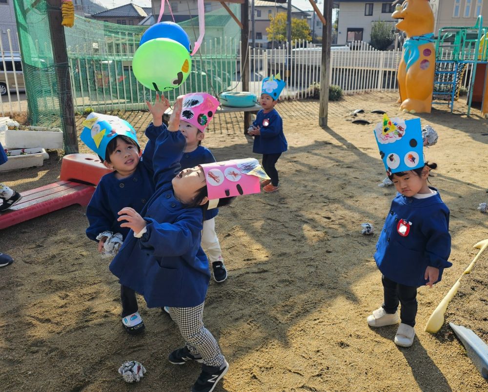 その後、園庭に...
風船鬼が現れた...！！！
みんなでやっつけろー👹