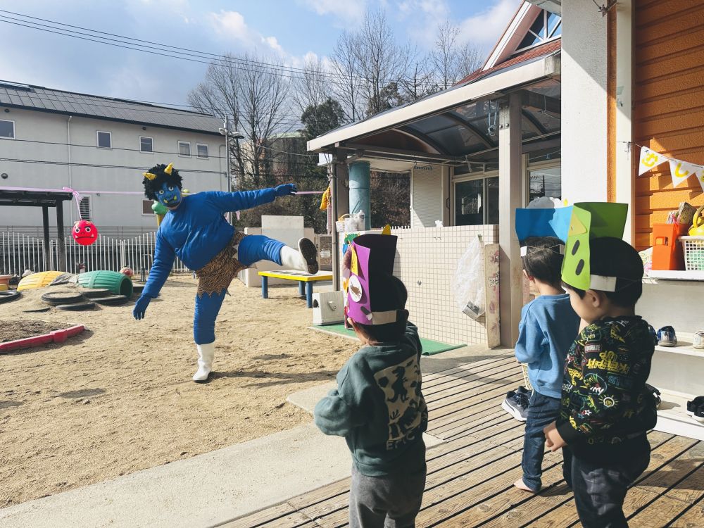 どこから来たのか青鬼が現れた‼️

みんなで一斉に豆(新聞紙)を投げます😁

