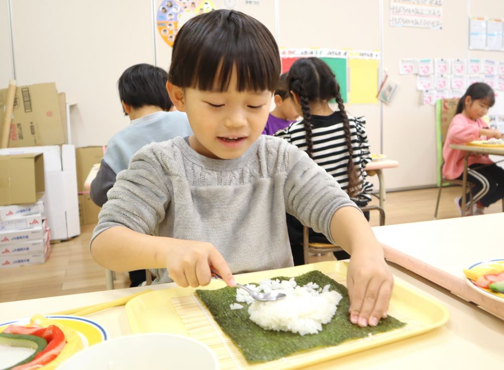 今年の節分は《2月2日》でした。
日曜日だったため、園では1日遅れで2月3日に節分の行事食を行いました♡
節分の日に食べるものと言えば・・・
【恵方巻】と【いわし】ですよね♡
今日の給食にも登場しましたよ！

年齢にあった量や食べやすさを考え提供しているので、なが～い恵方巻を食べる・・・とはいかないクラスもありましたが、みんなが今年一年元気で過ごせますように、との願いを込めて作りました♡

そしてキリン組さんは、自分たちで【恵方巻】作りに挑戦です！！
“まきす”というものに初めて触れる子も多く、なんだか最初はドキドキ・・・緊張の面持ちの子ども達♪