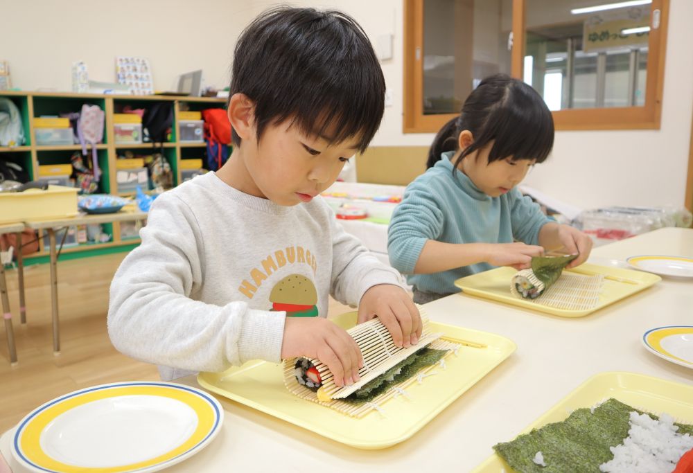 最後はまきすで、一気にぐるんと！！
ちゃんと巻けているか、開いてみるまでどきどきわくわく☆