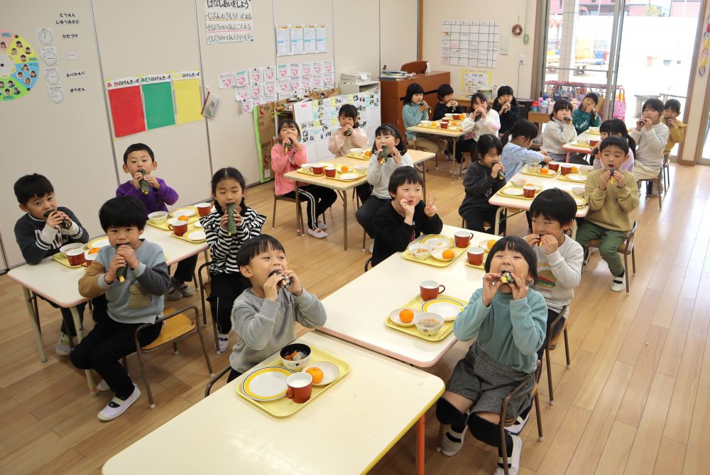 今年の恵方・西南西を向いてガブリ！
「おいし～い！」と言いたいところですが、
みんなしずか～に、一点を見つめて食べる姿が微笑ましかったです♡