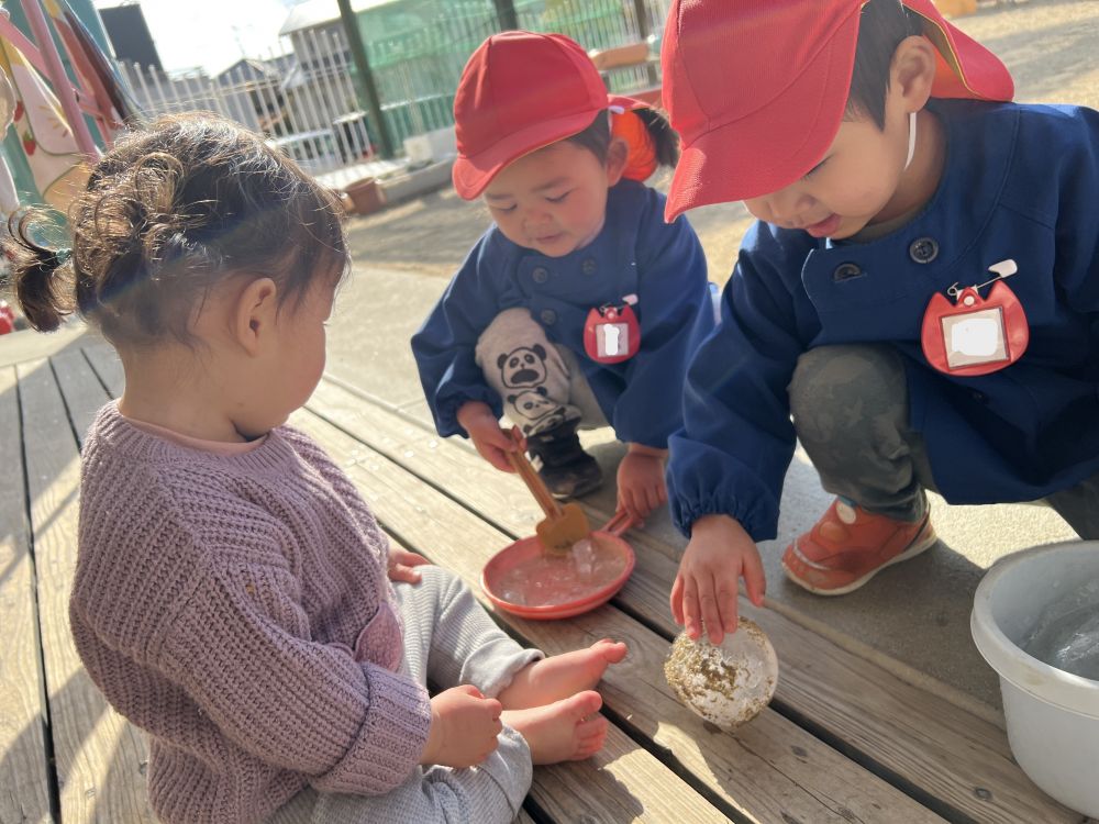 クマ組さんがつくった氷をみせてもらったよ！
見せて！と言うと
「いいよー」
「こおりあるよー」と
とっても優しいクマ組さん。