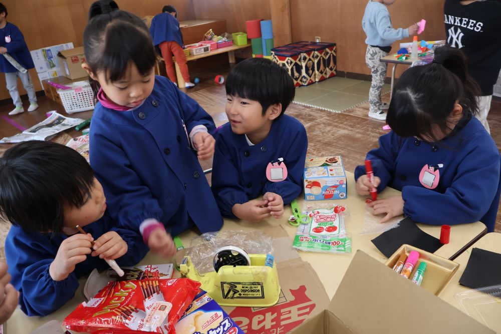 「えっ？これどうやって作ったん？
　なんでこんなにチョコの部分硬くなったん？」

ポッキーを作ったＫちゃんに問いかけるＲくん

Ｋちゃんは違う商品を集中して作っていた最中でしたが
「これはね、折り紙を丸めたんだけどね・・・作り方教えようか？」
とＲくんの作りたい気持ちに気付く！

「すごいね」「教えて」
などはっきりした言葉がなくても
認め合う姿
友達の気持ちに気付くことができる姿
そんな場面を目の当たりに出来ました！
