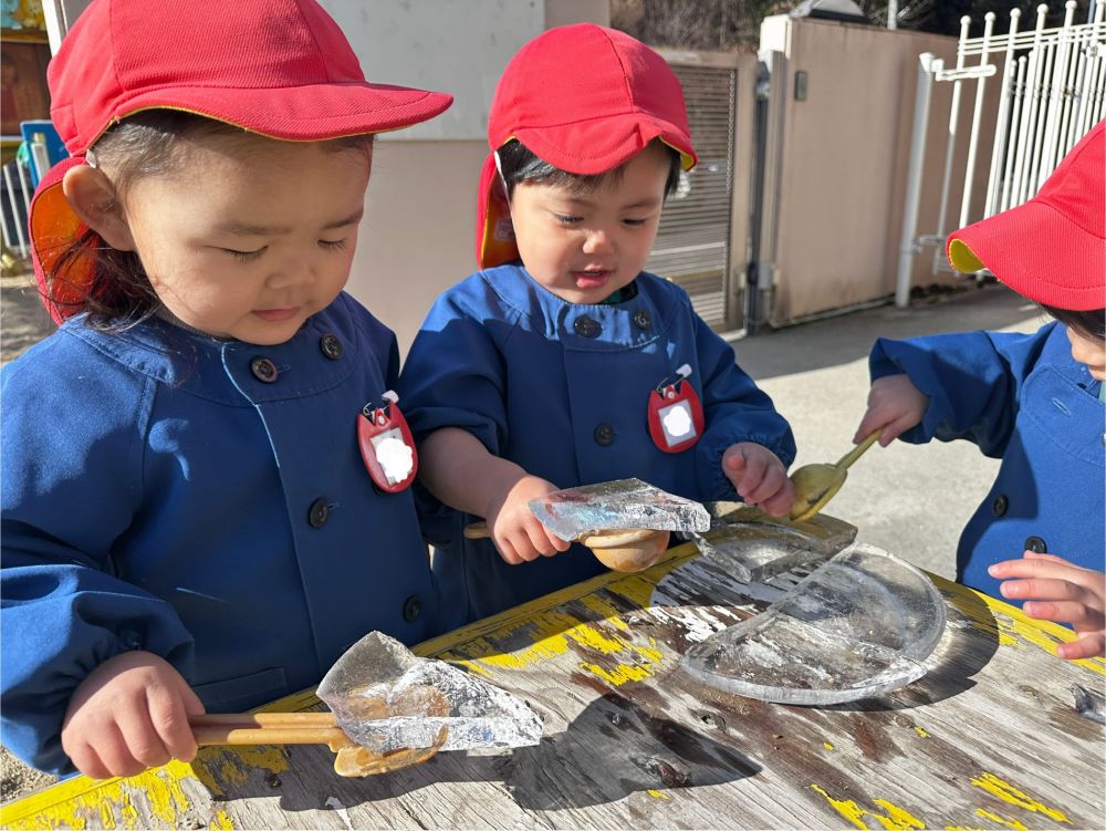 コツコツし続けていたら...

あっ！割れちゃった～
「ぴざみたい！🍕」と、Rちゃん😄

氷も色んな形に見えてきて、
想像力も膨らんでいます♡