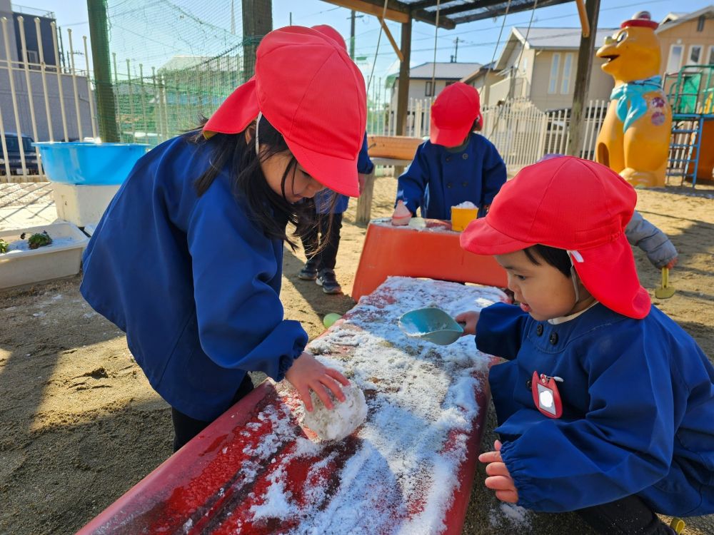 先日は、雪予報⛄️
見事に当たり、あいはうすも、
うっすら積もりました❄️

ゆきだるまつくろ～🎶⛄️

寒かった冬も、
あっとゆうまに終わってしまいそうですね。
冬ならではの遊びたくさん出来て良かったね♡
